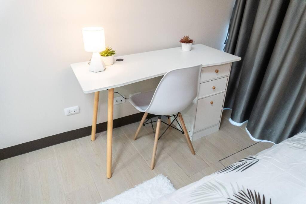 A2J Luxury 2Br Bgc Uptown Suite Near Uptown Mall Manila Bagian luar foto