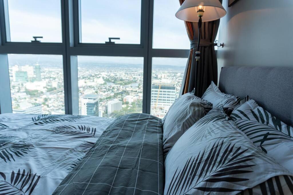A2J Luxury 2Br Bgc Uptown Suite Near Uptown Mall Manila Bagian luar foto