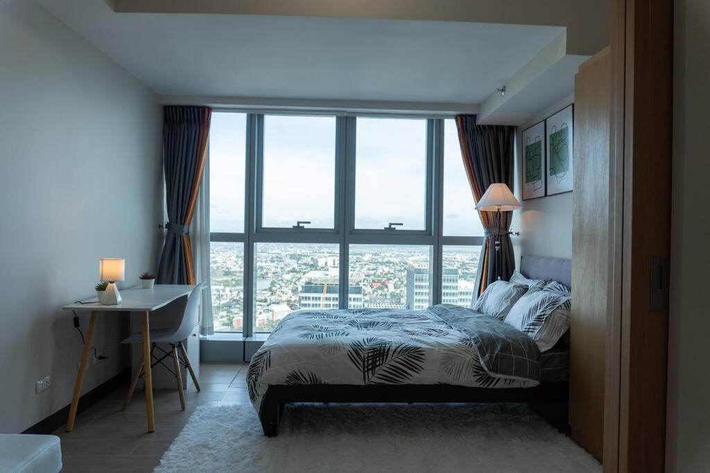 A2J Luxury 2Br Bgc Uptown Suite Near Uptown Mall Manila Bagian luar foto