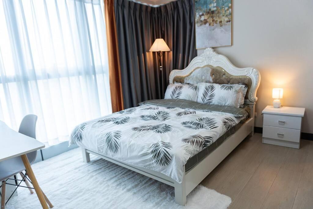 A2J Luxury 2Br Bgc Uptown Suite Near Uptown Mall Manila Bagian luar foto