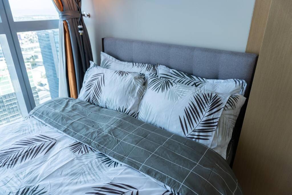 A2J Luxury 2Br Bgc Uptown Suite Near Uptown Mall Manila Bagian luar foto